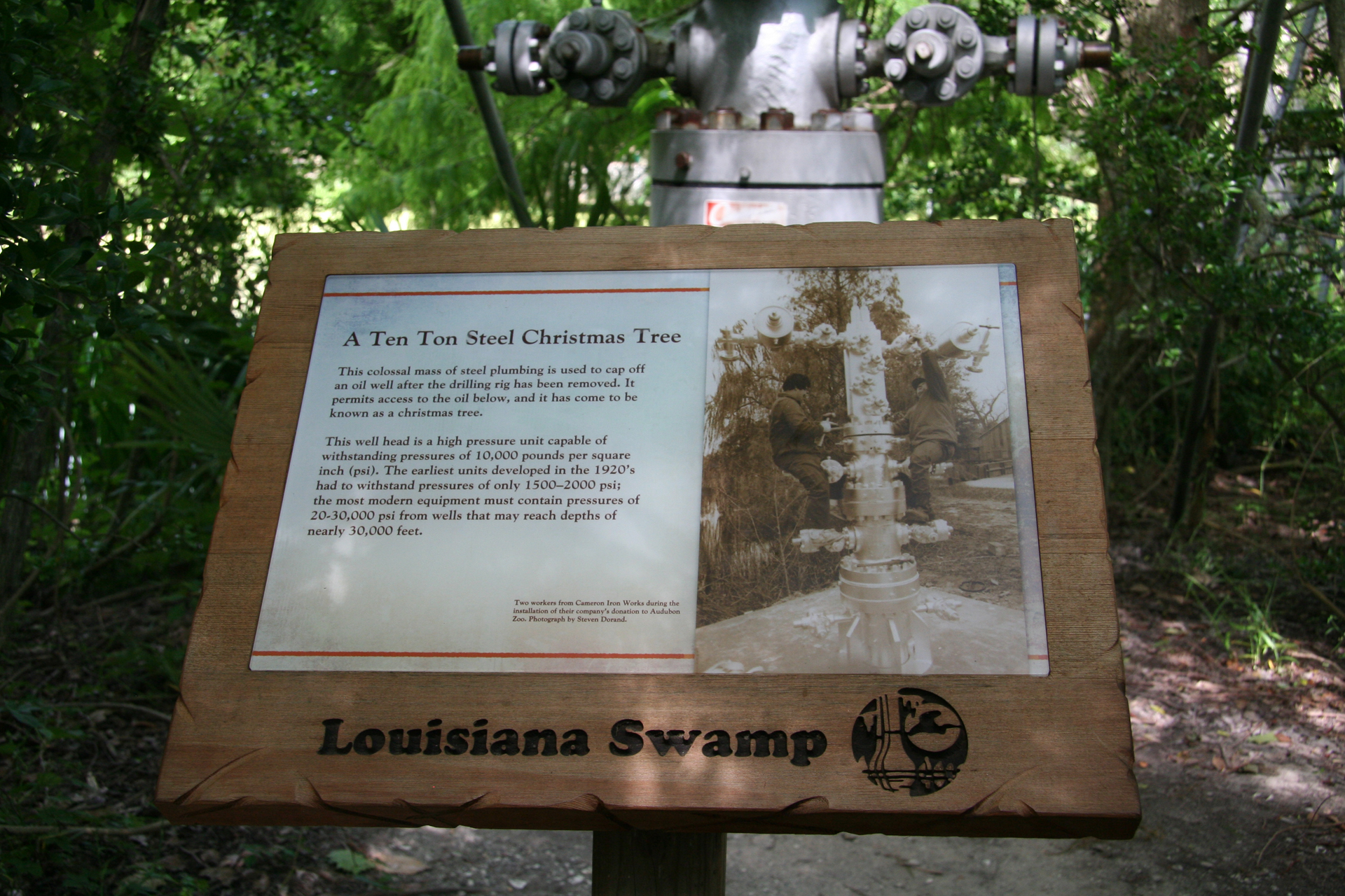 Ölindustrie-Requisite im Louisiana Swamp / Oil industry exhibit in the Louisiana Swamp